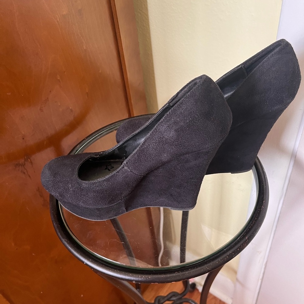 Brash Black Velvet Closed Toe Wedges, Size 7.5